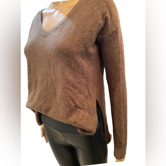 Cozy v neck sweater with side slits - Picture 8 of 11